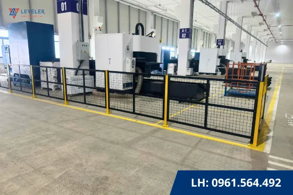Hang-rao-bao-ve-may-CNC-duoc-LEVELER-lap-dat-hoan-thien-2048x1365.png