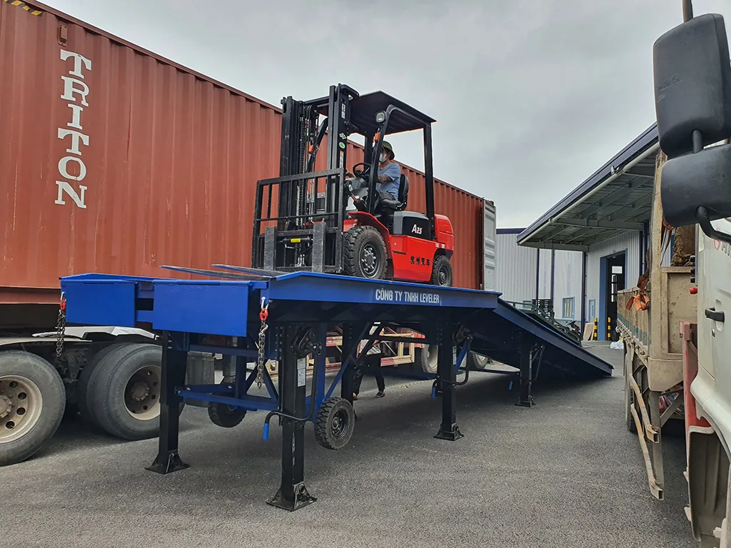 Cầu dẫn hàng lên container