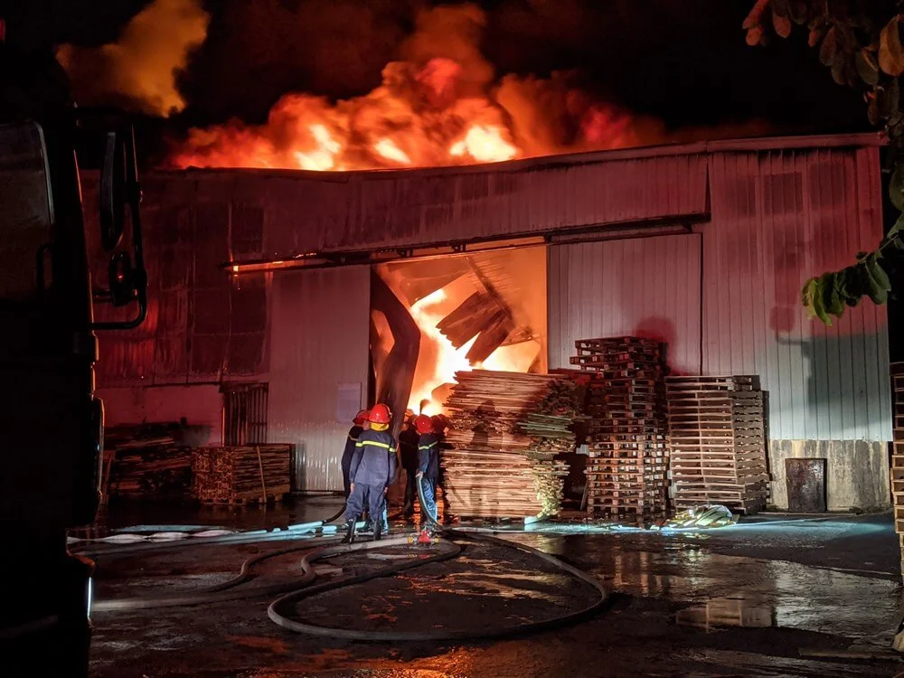 Cháy nổ nhà kho doanh nghiệp