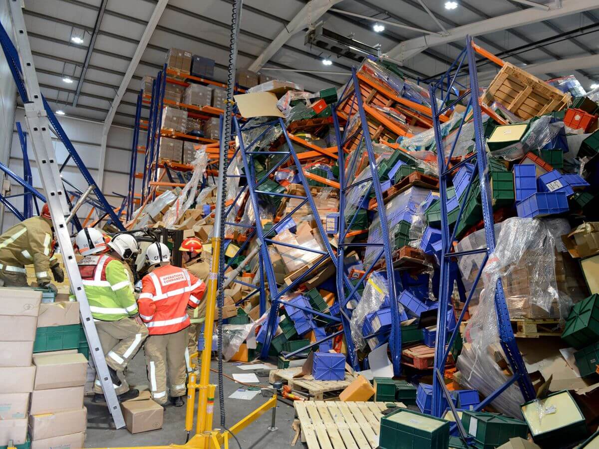 Hàng hóa nhà kho bị đổ vỡ