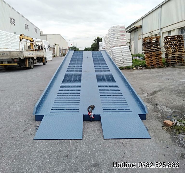 Cầu dẫn xe nâng sử dụng phương phép chống trượt thép phi và lưới granting