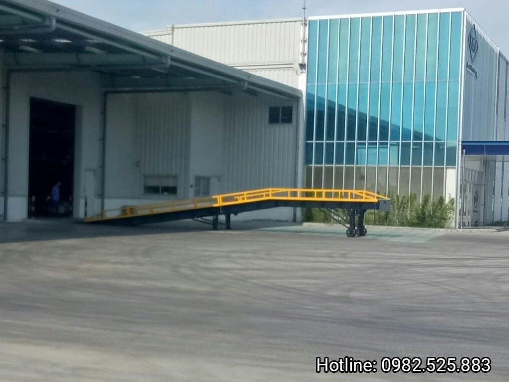 Cầu dẫn xe nâng lên cont có lan can màu vàng