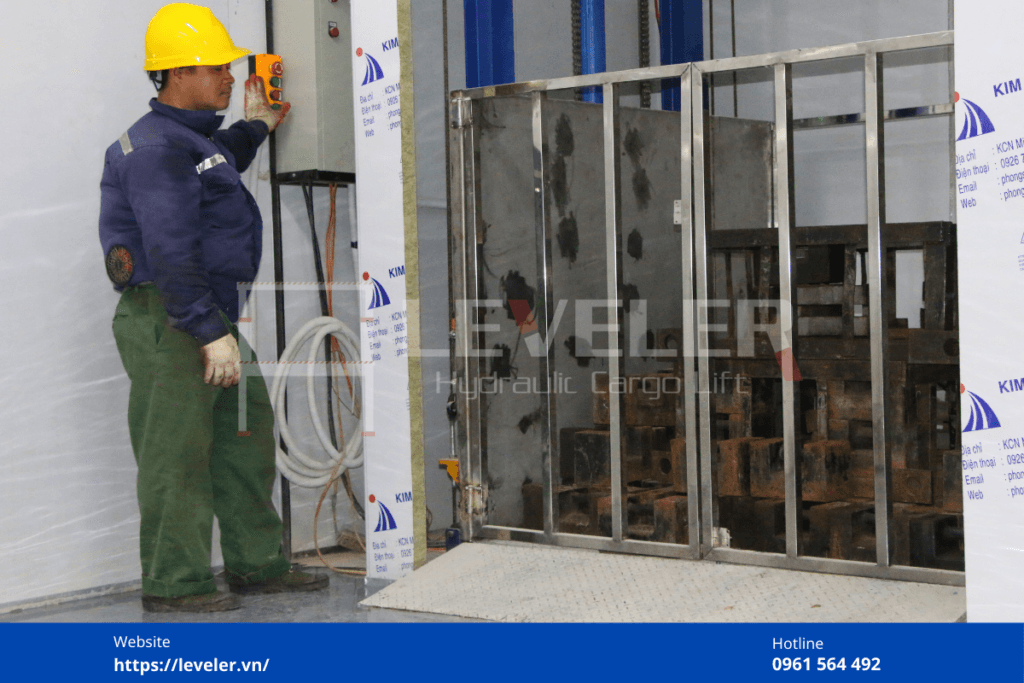 Thường xuyên kiểm tra hoạt động của thang nâng hàng thủy lực