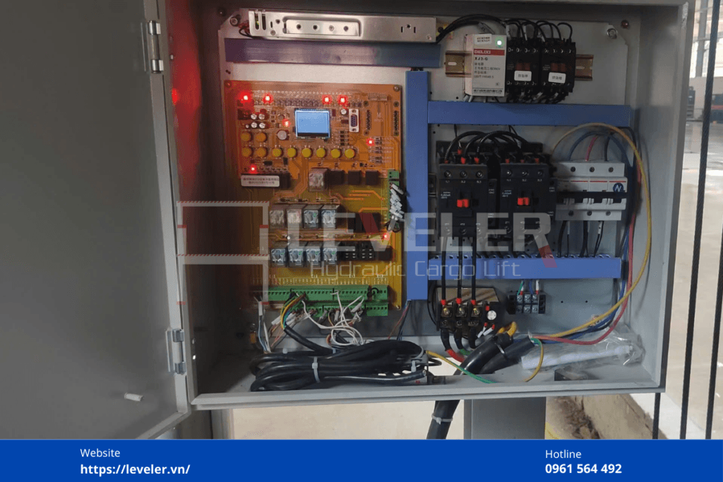 Tủ điện của Thang Nâng Hàng Thủy Lực LEVELER