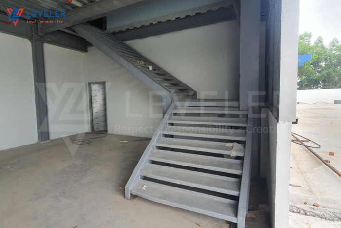 Cầu thang sàn lửng dành cho nhà kho - Ảnh 2