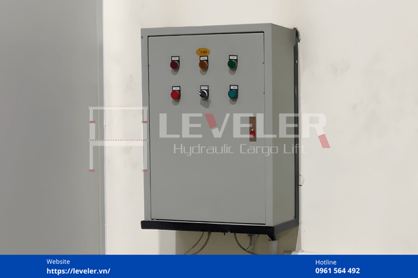 Cấu tạo bên ngoài tủ điều khiển LEVELER