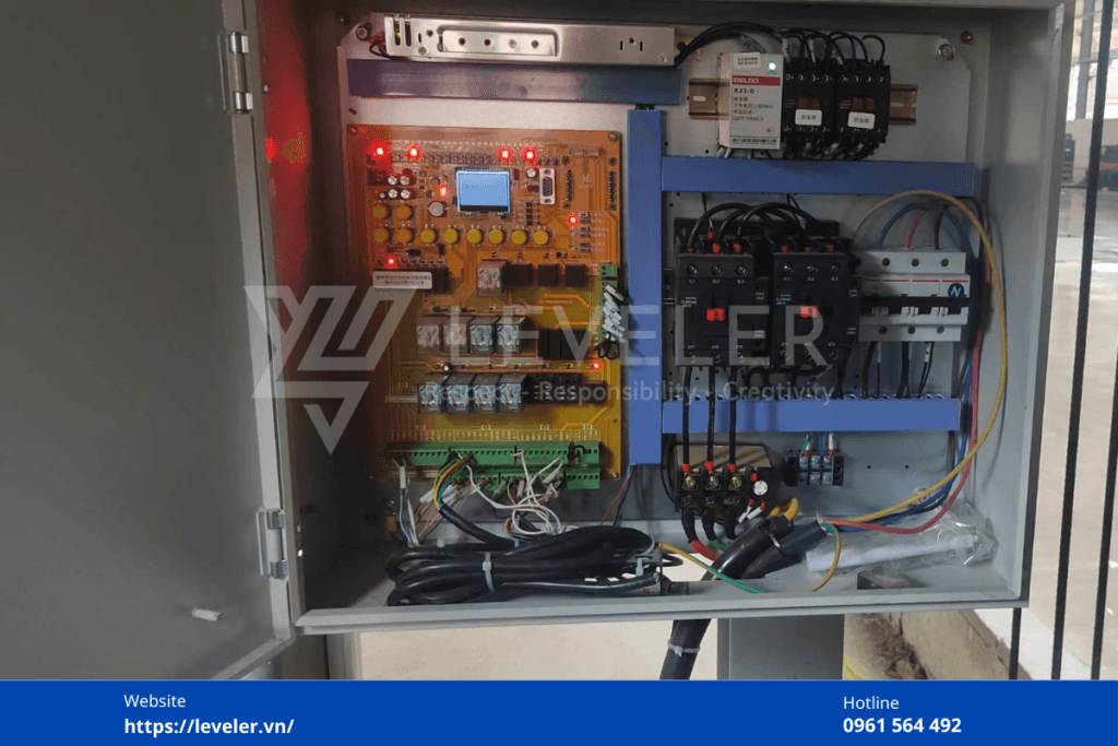 Biến tần thang nâng hàng tại LEVELER được lắp đặt trong tủ diện kín đáo