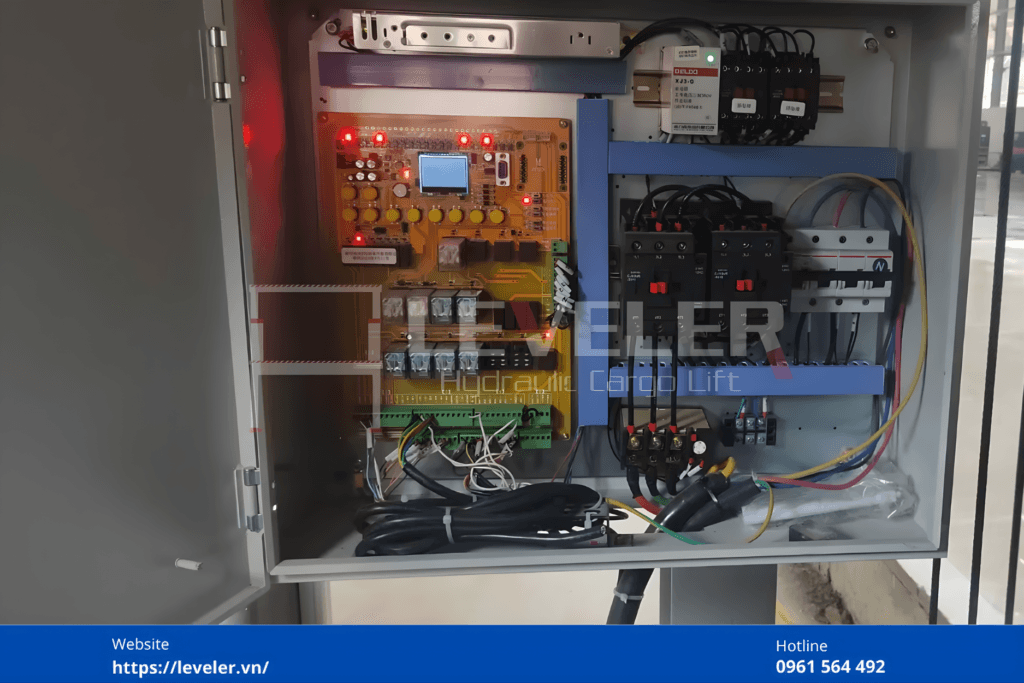 Cấu tạo bên trong tủ điều khiển LEVELER
